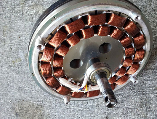 La función de la pintura aislante a base de agua en equipos eléctricos.